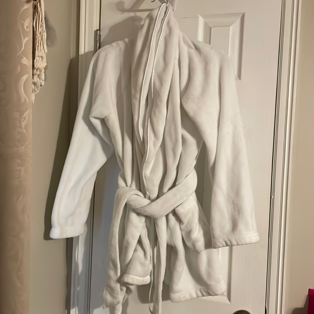 White VS Robe